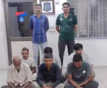 લાઠી: લાઠી ના દેરડી જાનબાઇ ગામે જુગાર રમતા છ શખ્સોને ઝડપી લેતી પોલીસ