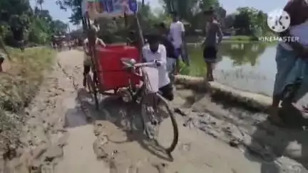 বিহপুৰীয়া: ২নং ইছলামপুৰ ব্লক গাঁৱৰ বিধস্ত পথৰ দুৰৱস্থাই যাতায়তৰ ক্ষেত্ৰত জলাকলা খুৱাইছে ৰাইজ তথা স্কুলীয়া ছাত্ৰ-ছাত্ৰীক