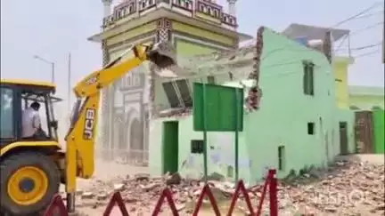 संभल: हयातनगर के बहजोई रोड पर मुस्लिम समुदाय के लोगों ने खुद बुलडोजर मंगवाकर दरगाह गिरवाया, पुलिस-प्रशासन रहा मौजूद