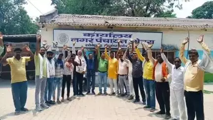 ओबरा: वार्ड-03 के रहवासी मूलभूत सुविधाओं से कोसों दूर, अधिशासी अधिकारी को ज्ञापन सौप नाली व रोड निर्माण की मांग #jansamasya