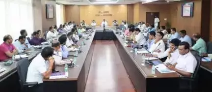 समाहर्ता-सह-जिलाधिकारी, पटना द्वारा दाखिल खारिज, परिमार्जन एवं राजस्व संबंधी अन्य मामलों में प्रगति की समीक्षा की गई। कार्यों में गंभीर लापरवाही बरतने के कारण चार अंचलाधिकारियों का वेतन स्थगित रखते हुए उनसे स्पष्टीकरण किया गया।
