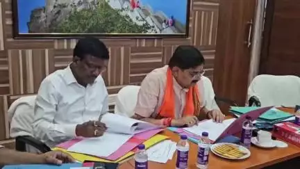 जमुआ: नए परिसदन भवन सभागार में विधानसभा की गैर सरकारी संकल्प समिति की समीक्षात्मक बैठक हुई