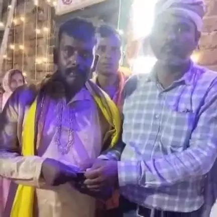 शिवसागर: शिवसागर उत्तरी के जिलापरिषद प्रतिनिधि बबलू शाह ने भैरवा गाँव के मिठाई लाल सिंह की भतीजी की शादी में की आर्थिक मदद