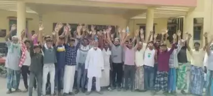 धोरैया: तालिमी मरकज पद पर बहाली के लिए नौवाबांध के ग्रामीणों ने प्रखंड कार्यालय धोरैया में किया प्रदर्शन