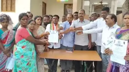 చేగుంట: శేరిపల్లిలో 23 మంది లబ్ధిదారులకు ఇందిరమ్మ ఇండ్ల ప్రొసీడింగ్ కాపీలను అందజేసిన ఎంపీడీవో ఆనంద్