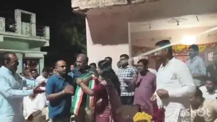 વિસનગર: રાજકારણમાં ગરમાવો, વોર્ડ નંબર 7ના ભાજપના નગરસેવિકાના પતિએ સાંસદના હસ્તે કોંગ્રેસનો ખેસ ધારણ કર્યો