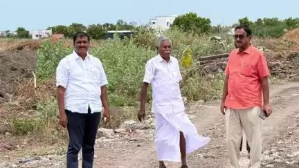 விளாத்திகுளம்: பச்சையாபுரம் செல்லும் சாலையில் 2 புதிய உயர்மட்ட பாலங்கள் அமைக்கும் இடத்தை ஜி.வி.மார்கண்டேயன் MLA ஆய்வு