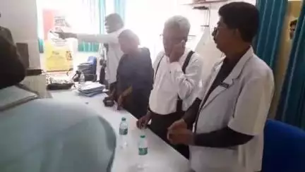 धनबाद/केंदुआडीह: सदर अस्पताल में जिला परिषद अध्यक्ष शारदा सिंह की उपस्थिति में स्वास्थ्य कर्मियों को आई कार्ड और ड्रेस कोड वितरित