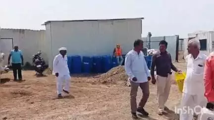 कोपरगाव: सोनेवाडी येथे एमआयडीसी उभारणीसाठी संरक्षण भिंत उभारणी करताना शेतकऱ्यांच्या जमिनीत जाणाऱ्या रस्त्यावर कब्जा #jansamasya