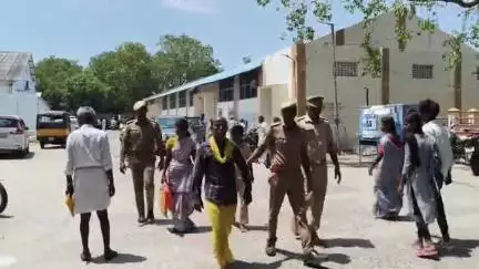 கள்ளக்குறிச்சி: பட்டா மாற்றம் செய்ய VAO லஞ்சம் கேட்டதாக ஆட்சியர் அலுவலகத்தில் உடலில் பெட்ரோல் ஊற்றி தீக்குளிக்க முயன்ற குடும்பத்தினர்