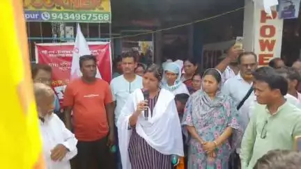 ইটাহার: 20 তম রাজ্য সম্মেলনকে সামনে রেখে স্থায়ী কাজের দাবিতে DYFI-র সম্প্রীতির যাত্রা ও পথসভা অনুষ্ঠিত হল ইটাহারে