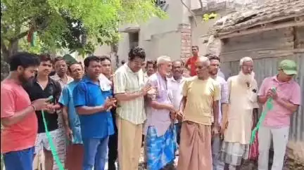 নওদা: নওদা ব্লকে তৃণমূল কংগ্রেসের উদ্যোগে টুঙ্গি দফাদার পাড়া এলাকায় ঢালাই রাস্তার নির্মাণ কাজের সূচনা করলেন ব্লক সভাপতি