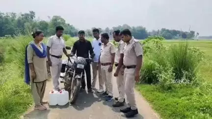 রায়না ১: ছোটো বৈনান এলাকায় অবৈধভাবে চোলাই মদ পাচার করার সময় গ্রেপ্তার বাইকসহ এক যুবক