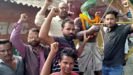 जमुआ: सिरसिया में ऑल इंडिया फॉरवर्ड ब्लॉक ने बिरसा मुंडा के शहादत दिवस पर श्रद्धांजलि दी