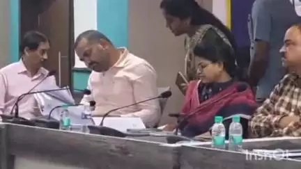 ఖైరతాబాద్: జీహెచ్ఎంసీ కార్యాలయంలో జరిగిన ప్రజావాణిలో 147 అర్జీలు అందినట్లు తెలిపిన కమిషనర్‌