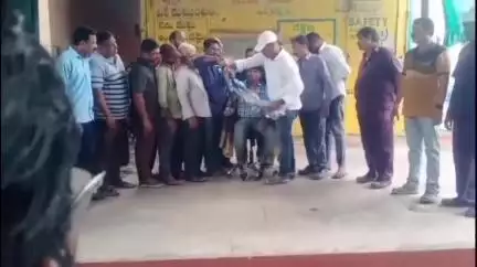 బెల్లంపల్లి: బెల్లంపల్లి ఏరియా కైరిగూడ నుండి రామగుండం రీజియన్‌కు బదిలీపై వెళ్తున్న డిప్యూటీ పర్సనల్ మేనేజర్‌ను సన్మానించిన కార్మికులు