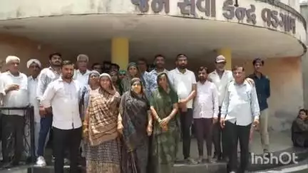 વડગામ: હમીરપુરા ગામમાં આગેવાનો દ્વારા ગામમાં ચિઠ્ઠી ઉછાળી સરપંચ અને ઉપસરપંચની વર્ણી કરવામાં આવી