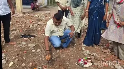 વ્યારા: તાલુકાના દડકવણ ગામે જિલ્લા પંચાયતના વિરોધ પક્ષના નેતાના હસ્તે ખાતમૂહુર્ત કાર્યક્રમ યોજાયો