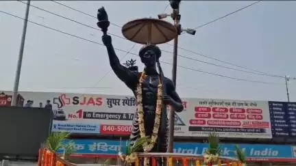 धनबाद/केंदुआडीह: बिरसा मुंडा की पुण्यतिथि पर बैंक मोड़ स्थित प्रतिमा पर प्रशासनिक अधिकारियों ने किया माल्यार्पण