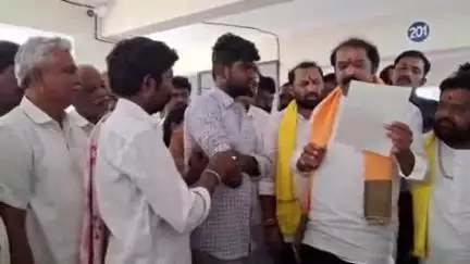 గుంతకల్లు: పట్టణంలో సీఎం రిలీఫ్ ఫండ్ చెక్కులను పంపిణీ చేసిన ఎమ్మెల్యే గుమ్మనూరు జయరాం