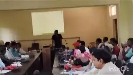 घाटशिला: प्रखंड सभागार में मनरेगा योजना के तहत बिरसा हरित ग्राम योजना को लेकर एक दिवसीय प्रशिक्षण दिया गया