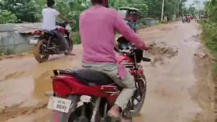 লক্ষীপুৰ: ৰৌমাৰী-ৰাখালডুবী সংযোগী মুখ্য পথৰ বিধ্বস্ত ৰূপে যাতায়াতৰ ক্ষেত্ৰত জ্বলা-কলা খুৱাইছে সহস্ৰাধিক ৰাইজক #jansamasya