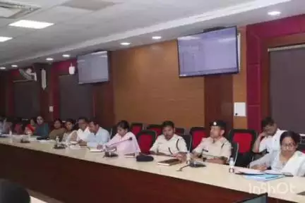 सूरजपुर: कलेक्टर ने जिले में कानून व्यवस्था को लेकर की बैठक