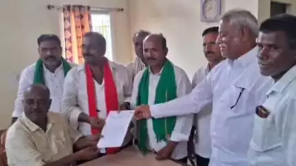 రైతు సమస్యలపై కనగానపల్లిలో ఎమ్మార్వోకు వినతిపత్రం ఇచ్చిన జిల్లా రైతు సంఘం కార్యదర్శి మహదేవయ్య