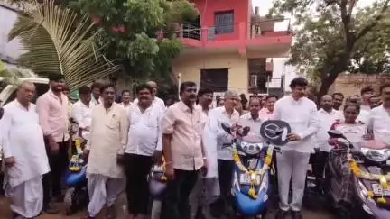 ಹುಣಸಗಿ: ಪಟ್ಟಣದಲ್ಲಿ ವಿಕಲಚೇತನರಿಗೆ ತ್ರಿಚಕ್ರ ವಾಹನ ವಿತರಿಸಿದ ಶಾಸಕ ರಾಜಾ ವೇಣುಗೋಪಾಲ್ ನಾಯಕ
