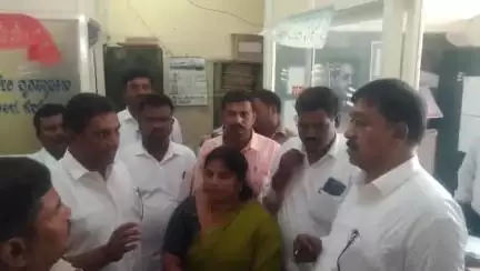 ಕೊಳ್ಳೇಗಾಲ: ಸಾರ್ವಜನಿಕರೊಂದಿಗೆ ಅಧಿಕಾರಿಗಳು ಸೌಜನ್ಯದಿಂದ ವರ್ತಿಸಿ: ಪಟ್ಟಣದ ನಗರಸಭೆಯಲ್ಲಿ ಶಾಸಕ ಕೃಷ್ಣಮೂರ್ತಿ