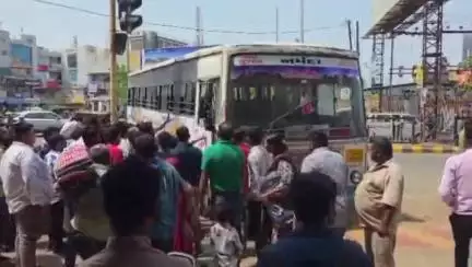 અંકલેશ્વર: શહેરના ત્રણ રસ્તા સર્કલ નજીક એસ.ટી બસને અકસ્માત નડતા 20થી વધુ મુસાફરોનો આબાદ બચાવ થયો