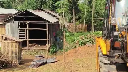 মানকাচৰ: খাৰুৱাবান্ধা মডেল অংগনৱাড়ী কেন্দ্ৰৰ গৃহ নিৰ্মাণৰ বাবে চৰকাৰী মাটি বেদখলমুক্ত কৰিবলৈ খাৰুৱাবান্ধাত উচ্ছেদ অভিযান