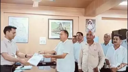 मंडी: बैहना-गुटकर वार्ड मंडी नगर निगम से अलग होना चाहता है, पूर्व मंत्री प्रकाश चौधरी की अगुवाई में ग्रामीणों ने सौंपा ज्ञापन