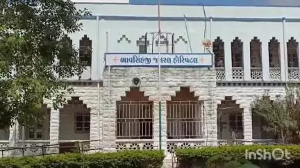 રાણાવાવ: તાલુકા ખાતે યુવતી અને તેમના પરિવારને ધમકી આપતા, યુવતીએ એસિડ પી લીધાના આક્ષેપ સાથે સારવાર અર્થે હોસ્પિટલ ખસેડવામાં આવ્યા