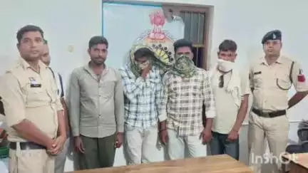 धमतरी: ग्राम सिर्री-सिवनी के बीच खार में जुआ खेल रहे पांच लोगों पर चौकी बिरेझर पुलिस ने की कार्रवाई, लगभग ₹20000 बरामद