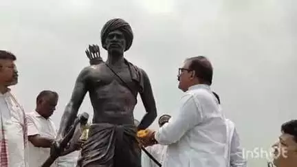 गढ़वा: बिरसा मुंडा पार्क में धरती आबा की 125वीं पुण्यतिथि पर पूर्व मंत्री मिथिलेश कुमार ठाकुर ने किया माल्यार्पण
