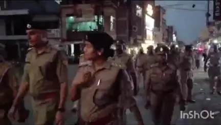 उन्नाव: उन्नाव शहर के मुख्य बाजार और भीड़-भाड़ वाले इलाके में उन्नाव एसपी दीपक भूकर ने पुलिस बल के साथ किया पैदल गश्त