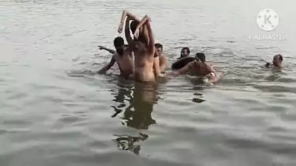 आगर: मोती सागर तालाब में नहाने गए दो युवक डूबे, गोताखोरों ने दोनों को निकाला, अस्पताल भेजा