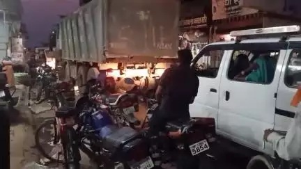 मझौली: मडवास मार्केट में रेत और कोयले का अवैध परिवहन करती गाड़ियां जाम में फंसी, प्रशासन ने नहीं दी ध्यान