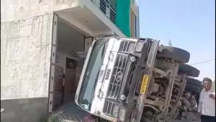 श्रीमाधोपुर: रींगस के वार्ड नंबर 32 में आरटीओ के डर से पलटा बजरी से भरा ट्रक, टला बड़ा हादसा