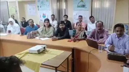 रतलाम नगर: रतलाम: विरिया खेड़ी में शहरी स्वास्थ्य कार्यक्रमों की समीक्षा बैठक आयोजित