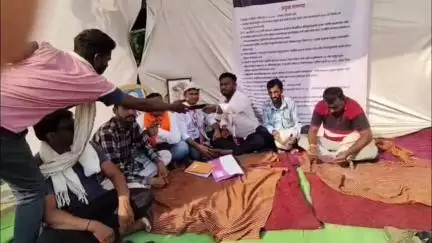 वणी: शेतकऱ्यांच्या विविध मागण्यांना घेऊन प्रहार जनशक्ती पक्षाचे तहसील समोर साखळी उपोषण सुरू