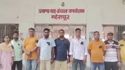 महेशपुर: झारखंड: महेशपुर प्रखंड कार्यालय के आउटसोर्स कर्मचारियों ने काला बिल्ला लगाकर किया काम