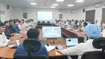 मधेपुरा: झल्लू बाबू सभागार में जिला पदाधिकारी ने साप्ताहिक समीक्षात्मक बैठक में दिए महत्वपूर्ण निर्देश