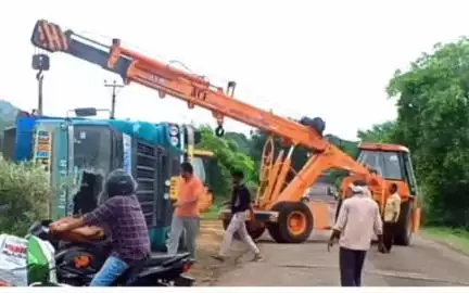 సదాశివనగర్: లింగంపల్లి స్టేజి వద్ద అదుపుతప్పి ధాన్యం లోడుతో వెళ్తున్న లారీ బోల్తా