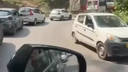 मनाली: धुंधी में ट्रैफिक जाम, मनाली में पर्यटन सीजन के लिए इस साल नहीं मिले पुलिस के अतिरिक्त जवान
