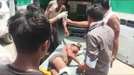 भोगनीपुर: दौलतपुर के निकट सड़क पार कर रहे किशोर को डंफर ने टक्कर मारकर किया घायल, मेडिकल कॉलेज रेफर