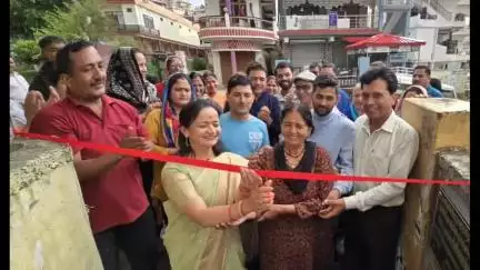 पिथौरागढ़: मेयर कल्पना देवलाल ने रई वार्ड में मुख्य सड़क से शिव गुफा कॉलोनी की ओर नवनिर्मित मार्ग का किया लोकार्पण