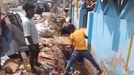 चुरहट: चुरहट नगर परिषद द्वारा बरसात को देखते हुए सभी नालियों की कराई जा रही है सफाई
