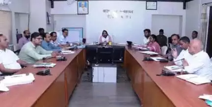 डिंडौरी: कलेक्टर नेहा मारव्या ने विभागीय कार्यों की समीक्षा बैठक ली, अधिकारियों को दिए निर्देश